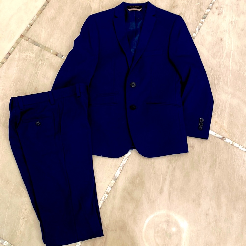 Marc New York suit by Andrew Marc. Navy jacket and matching pants.